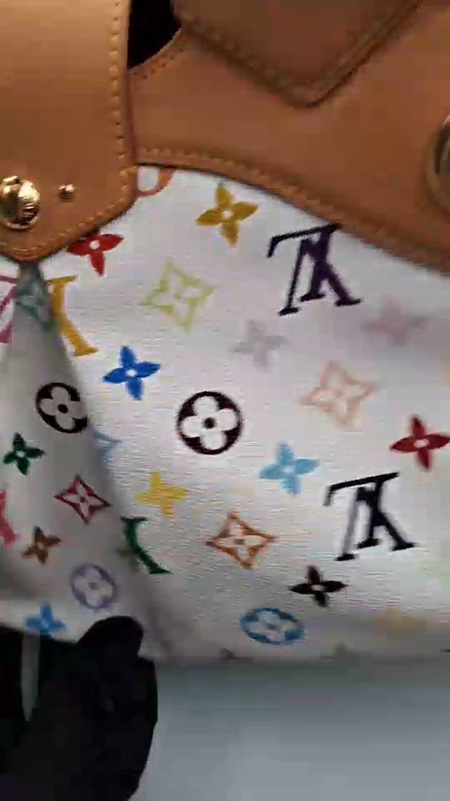 Louis Vuitton รุ่น Ursula สี White Multicolor Monogram DC.07

สภาพดี สวย ทรงยังดี ภายในสะอาด มีตำหนิบางจุด ไม่มีผลต่อการใช้งาน 

อุปกรณ์ : ถุงกระดาษ กล่อง ถุงผ้า